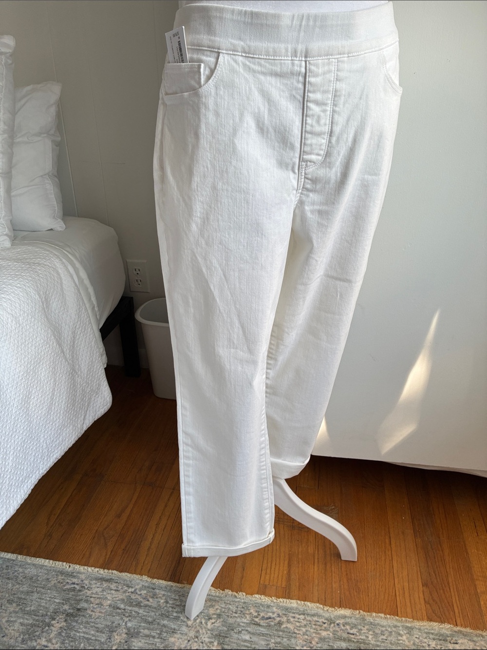 Soft Surroundings White Jeans w/ Comfortable Stretch Waist and cuffed legs. M